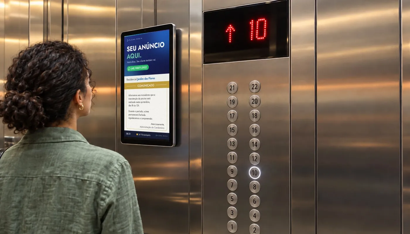 Moradora olhando a tela digital da Plena no elevador do condomínio